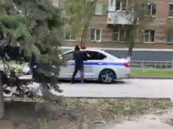 Волгодонец ударил полицейскую машину на улице Ленина