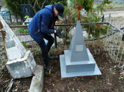Молодые казаки и стройотрядовцы провели субботник на волгодонском кладбище №1
