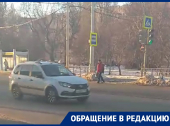 На ЮЗР более двух недель не работает кнопка светофора