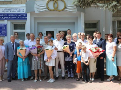 Юбиляров семейной жизни чествовали в День рождения Волгодонска в городском ЗАГСе 