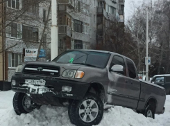 В Волгодонске у ТК «Сказка» внедорожник застрял в сугробе