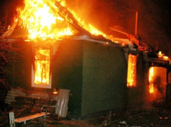 Дачный дом сгорел в Волгодонске