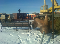 Рухнувшую стелу «Слава строителям Волгодонска» начали устанавливать на свое место 