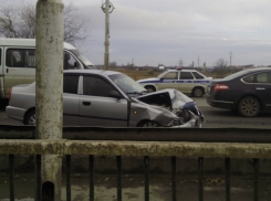 В Волгодонске доски выпали из прицепа «легковушки» и пробили «Хундай Акцент» - очевидцы