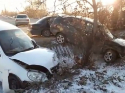 Симметрично торчащие в канаве машины привлекли внимание автомобилистов на заправке Цимлянска 