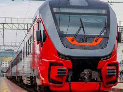 Водитель погиб: поезд Ростов - Зимовники протаранил легковой автомобиль 