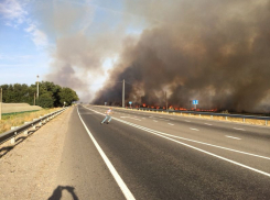Вдоль трассы Ростов-Волгодонск бушуют пожары