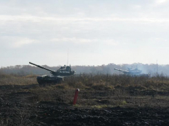 На учебном полигоне прошли занятия по вождению танков