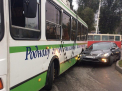 В центре Волгодонска троллейбус «смял» иномарку, − читатель