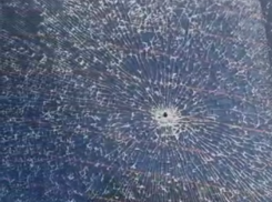 Неизвестные прострелили окно автомобиля в старой части Волгодонска 