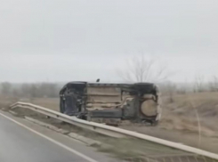 Автомобиль «Рено» потерял управление на скользкой дороге, перевернулся и слетел в кювет в Цимлянском районе