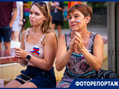 Красивые люди с флагами России собрались в Волгодонске в парке Победы