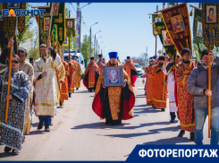 С крестами, иконами под песнопения и колокольный звон прошли волгодонцы по улицам города на Пасху