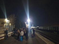 Встретить Новый год в чужом городе:  на 11 часов отложили отправление поезда из Кисловодска через Волгодонск 