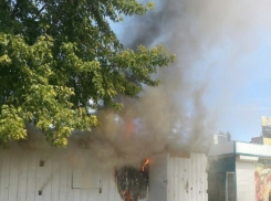 В Волгодонске на рынке в микрорайоне В-У сгорел торговый павильон