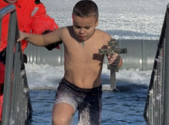 Спортсмены-рукопашники устроили массовое погружение в прорубь на Крещение в Волгодонске