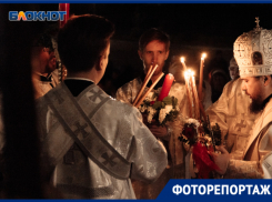 Сотни волгодонцев посетили кафедральный собор Рождества Христова в ночь Пасхального богослужения