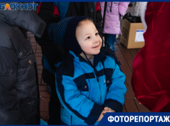 Искренние эмоции и неподдельная радость: детей из малоимущих семей поздравили с Новым годом 