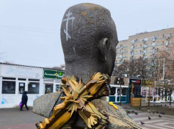 Задержан вандал, осквернивший памятник Герою России Сергею Молодову в Волгодонске 