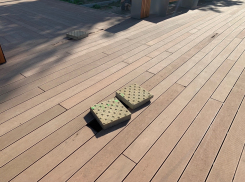 «И так сойдёт»: дыры в террасных досках в новой «Дружбе» закрыли тротуарной плиткой