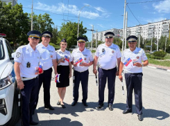 Сотрудники Госавтоинспекции Волгодонска в День России провели акцию с вручением флагов водителям