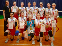 Первое место завоевала на областных соревнованиях команда юных волейболисток из Волгодонска