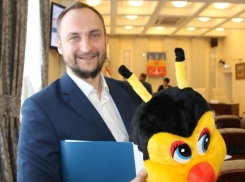Огромная пчела-качалка и рокировка замов сити-менеджера: в Волгодонске состоялось майское заседание Думы
