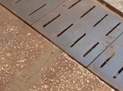 Шатающимся плитам конец: в подземном переходе на Морской устранили неполадку