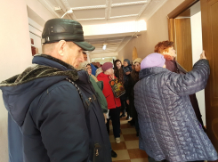Волгодонцы пошли разбираться с «мусорными» квитанциями в МФЦ