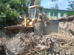 Старое углехранилище на улице Ленина разрушили с помощью бульдозера