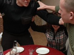 Волгодонец показал своему другу острый нож и украл у него телефон