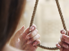 18-летнюю студентку нашли повешенной в доме родителей