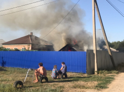 Из горящего дома в Красном Яру удалось спасти людей: на месте ЧП находится Виктор Мельников