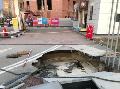 Возле заправки «Шелл» на проспекте Строителей просел грунт из-за аварии на канализации