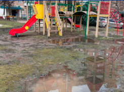 «Воду откачают с детской площадки в ближайшее время»: городские коммунальщики отреагировали на проблему