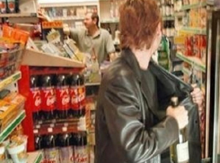 В Волгодонске любитель бесплатного «Хеннесси» попытался уйти из магазина «по-английски»