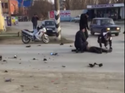 Жуткое ДТП с мотоциклистом в Цимлянске попало на камеру видеонаблюдения 