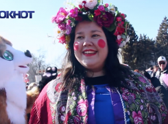 Ели блины с икрой и просили прощения: видеоверсия Масленицы в Волгодонске