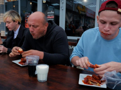 Впервые в Волгодонске прошел чемпионат по поеданию острых крылышек 