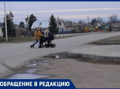 Рискуя жизнью жители станицы Романовской переходят дорогу к продуктовым магазинам