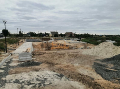 Не успели даже дорожки выложить: благоустройство святого Бакреневского источника в станице Камышевской может серьезно затянуться 