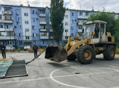 Трактор ДСиГХ снес ограждение спортплощадки на улице Пионерской