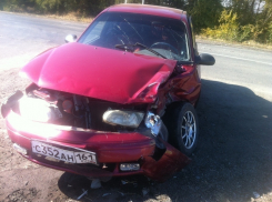На подъезде к Волгодонску произошло серьезное ДТП — ВАЗ-2106 протаранил Шевроле