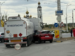 Бензовоз и легковой автомобиль столкнулись на проспекте Строителей