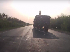 Эффектная езда двух экстремалов на крыше Камаза попала на видео на трассе Шахты - Цимлянск