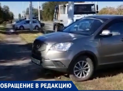 Волгодонец возмутился парковкой автомобилей на газоне у «Атоммаша»