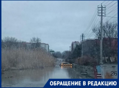 «Год новый, проблемы старые»: автомобиль застрял в глубокой луже на Октябрьском шоссе 