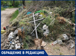 «Вывороченные кресты, трава и пустые бутылки»: волгодонец о проблеме вывоза мусора со старого кладбища