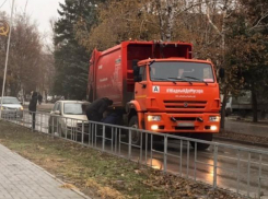 «Жадный до мусора» мусоровоз притер иномарку на 50 лет СССР