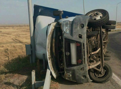 Груженую «ГАЗель» повалило на бок во время сильного ветра на трассе Волгодонск-Ростов